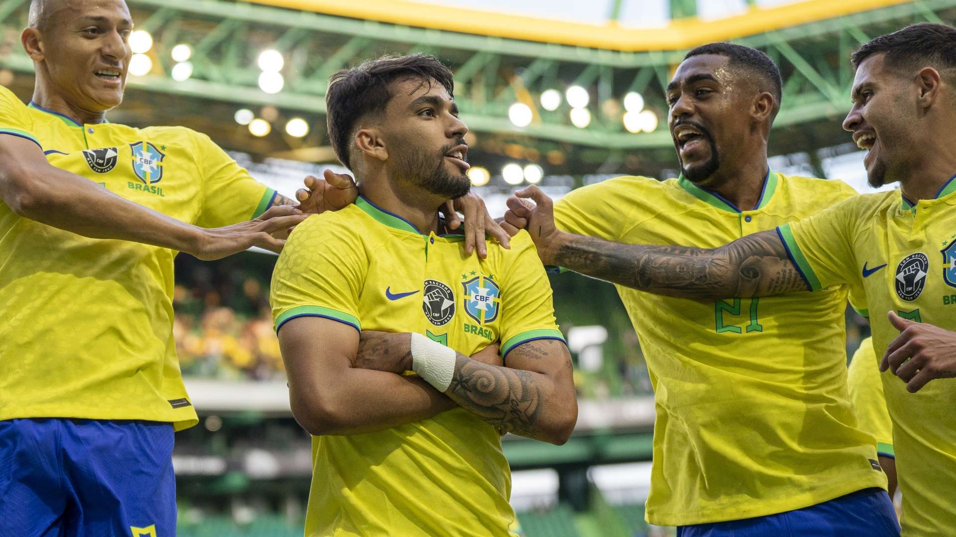 Lucas Paquetá comemora gol marcado em amistoso contra Senegal, em 2023