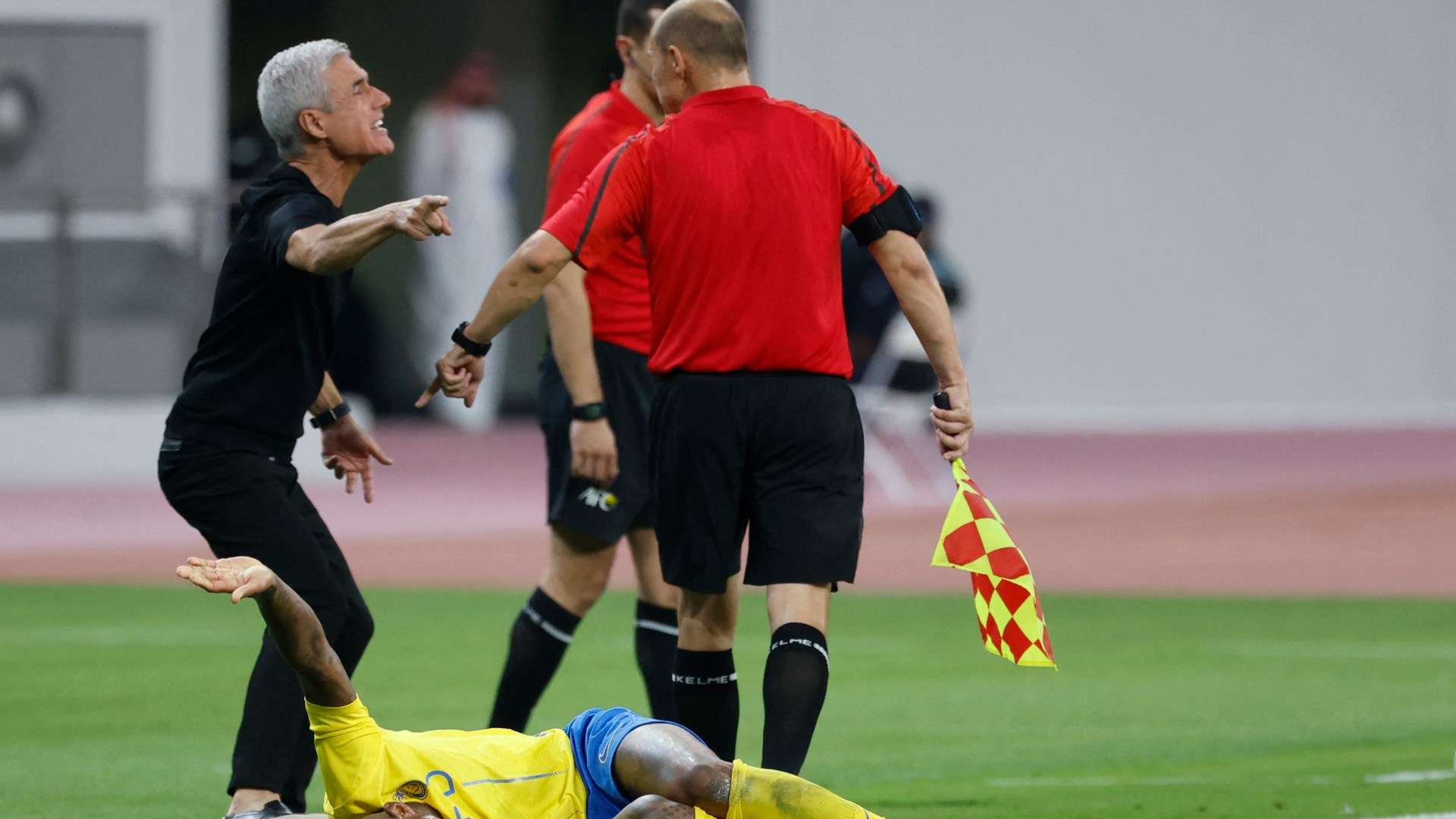 نجوم خارج أضواء اليورو .. لعنات برشلونة تسقط على هولندا وإسبانيا و"حادث العجلة" الأغرب! | 