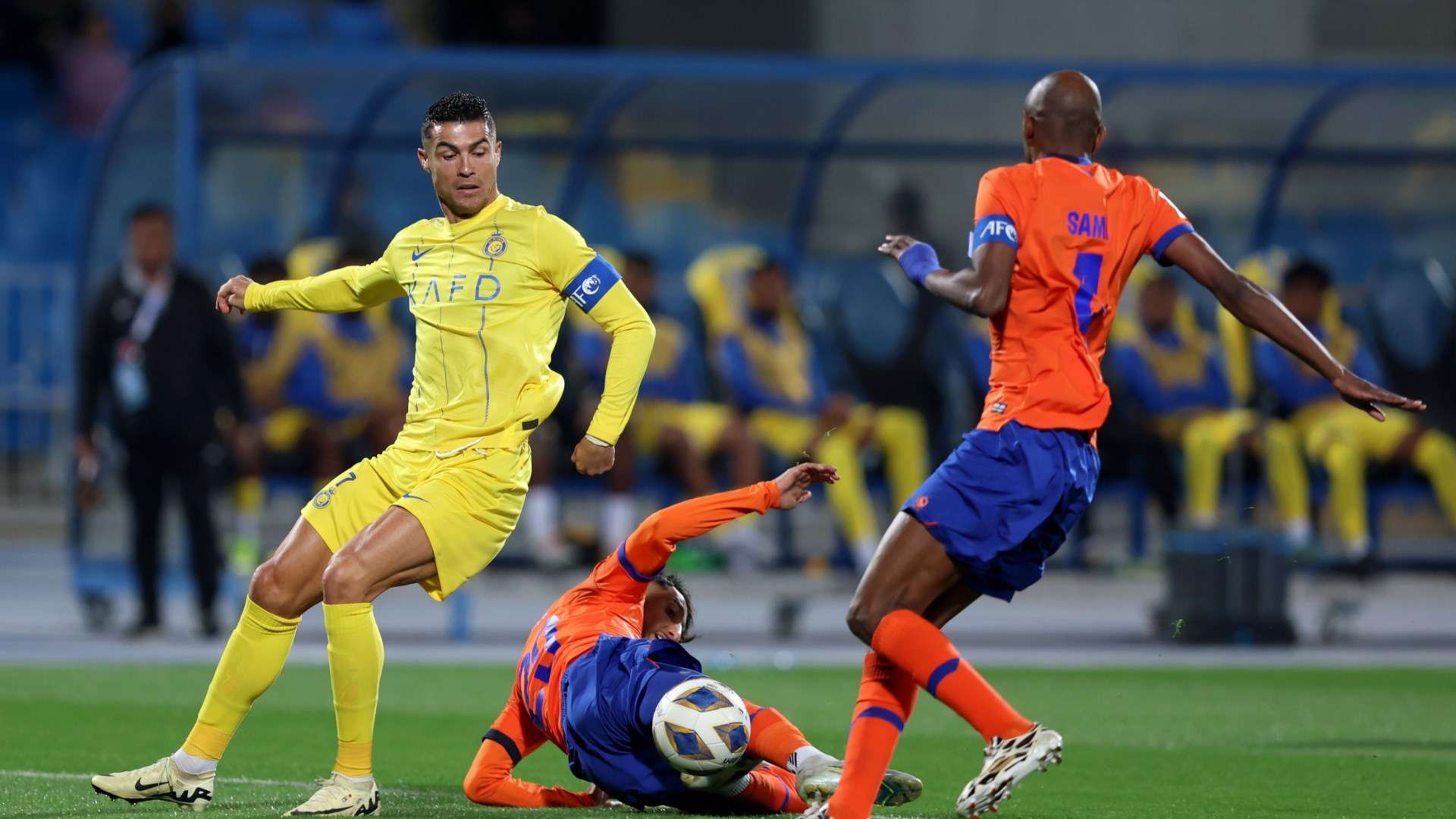 فيديو | أول غرسة في ملعب الهلال .. نجم العين يقلد علي البليهي بالمملكة أرينا! | 