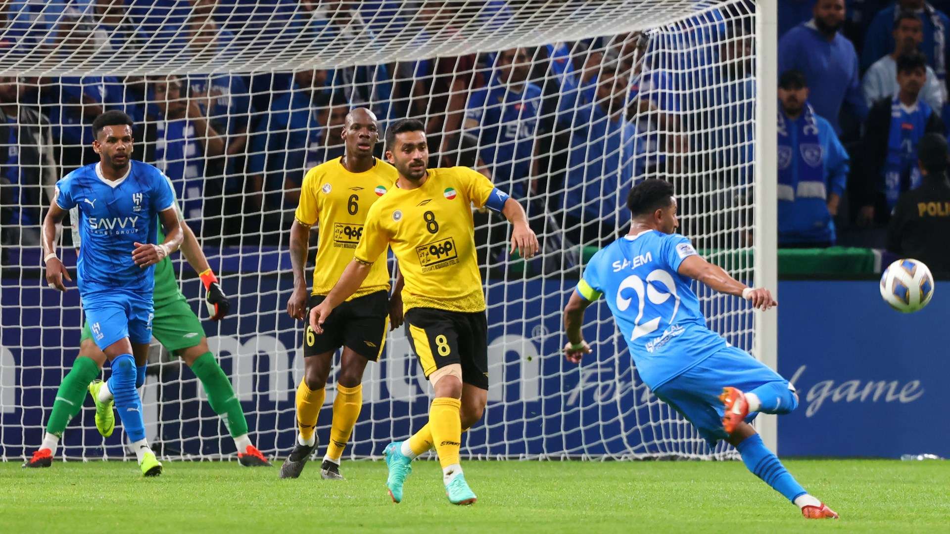 دفاع النصر أمام الهلال في الدوري السعودي 