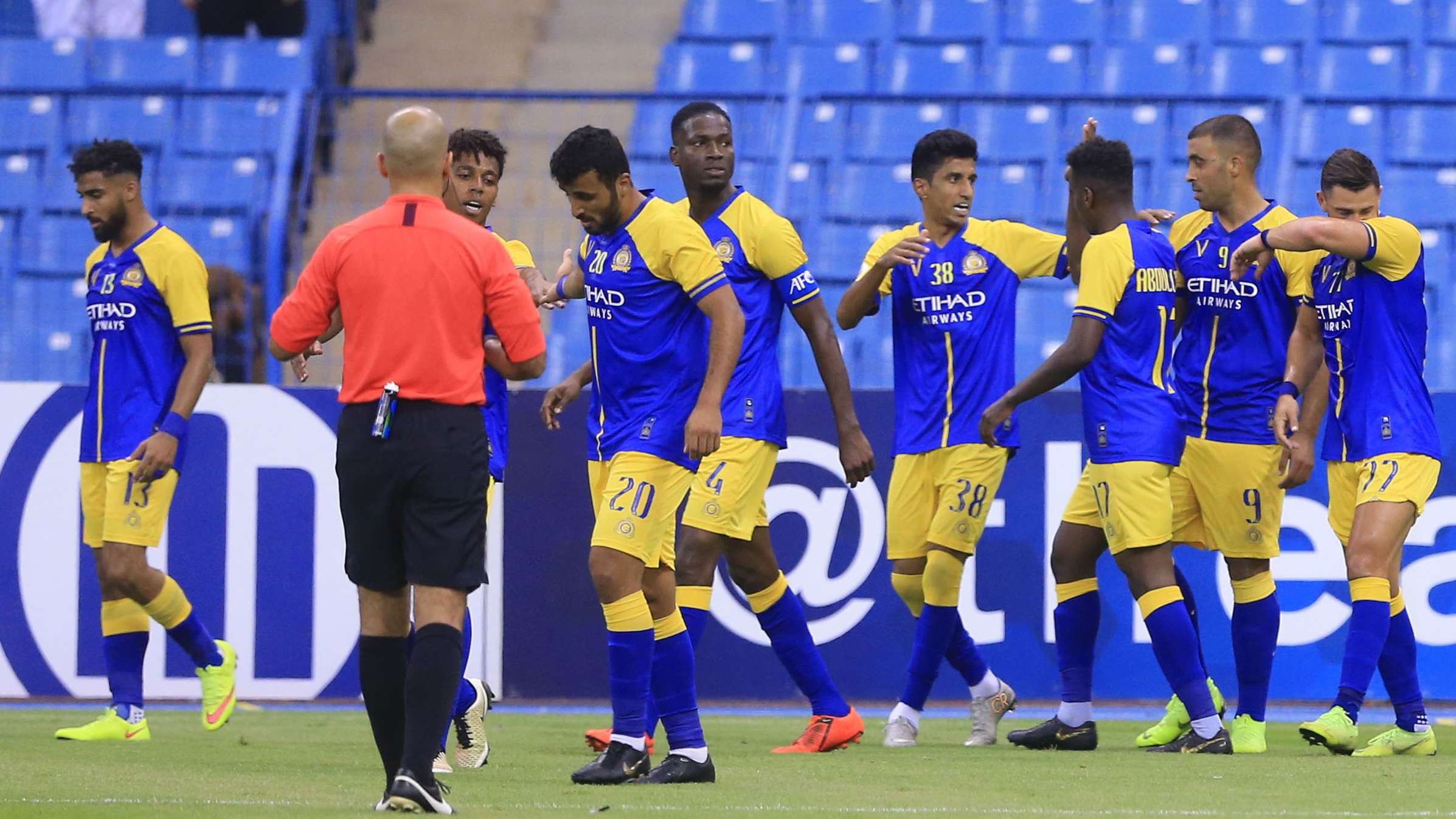 النصر يتقدم على الاتفاق بهدف نظيف فى الشوط الأول 