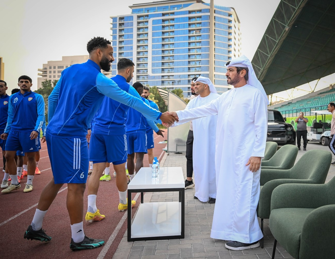 فيديو | الجنون مستمر .. مارتينيز يُدافع عن جمهور الأرجنتين بالاشتباك مع شرطي برازيلي | 