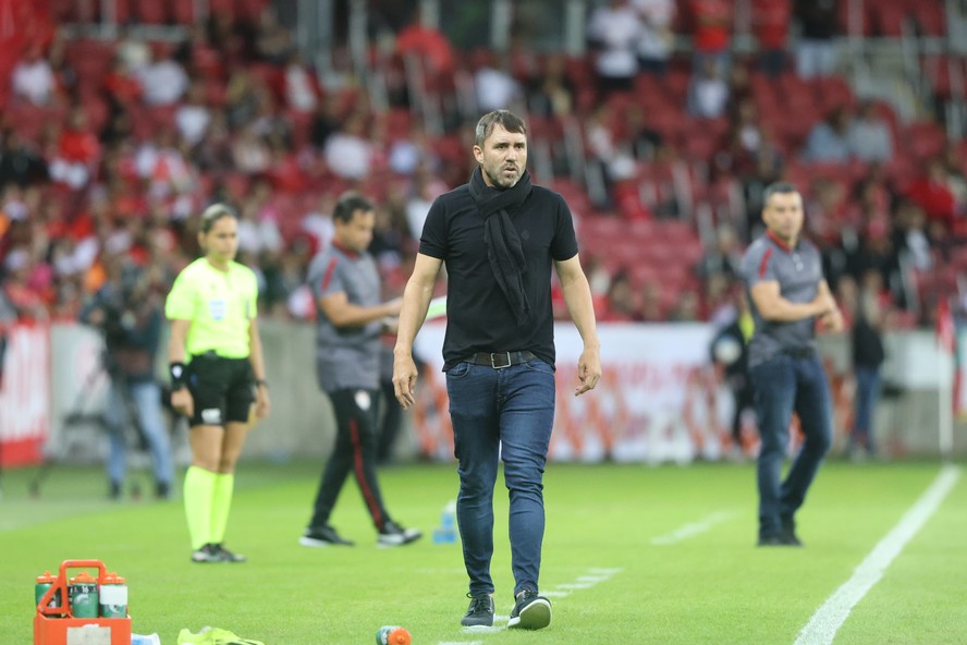 منتخب نيجيريا ضد الكاميرون.. النسور تتقدم 1-0 في شوط أول مثير فيديو 