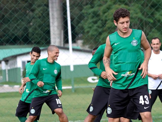 ديكو يستقبل برشلونة في موطنه البرتغال 