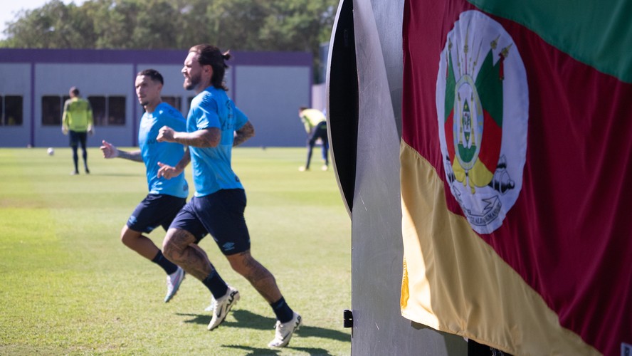 عين على بيدري في مباراة إسبانيا والدنمارك 