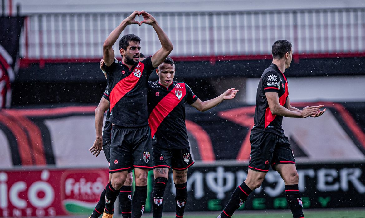 الأسماء التي يرغب جيرارد التعاقد معها من الهلال والنصر في يناير 