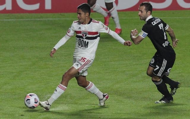 7 مهاجمين كبار على رادار دوري روشن في الصيف 