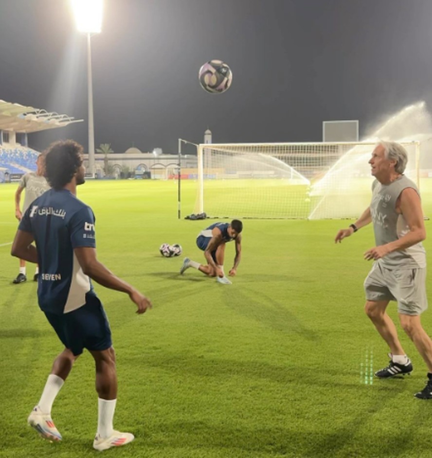 ما بين الهلال والاتحاد … تفاصيل ستلعب دورًا في تحديد وجهة صلاح القادمة 