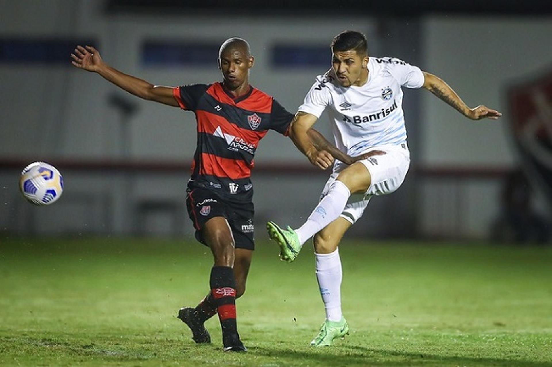 أحمد سامي: عقود لاعبي الأهلي والزمالك أكبر من بيراميدز | يلاكورة 