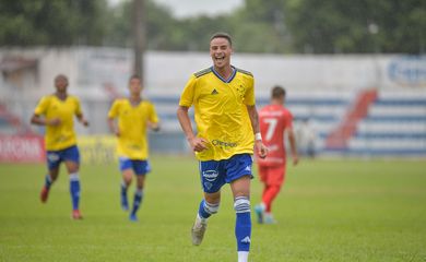 فيديو | "نجم الهلال استفزه فحاول الاعتداء عليه" .. تصرفات ياسر الشهراني الغريبة تخرج لاعب الاتحاد عن شعوره | 