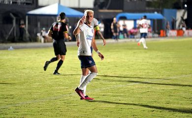 الإيقاف يهدد ثنائي الأهلي قبل مواجهة الهلال 