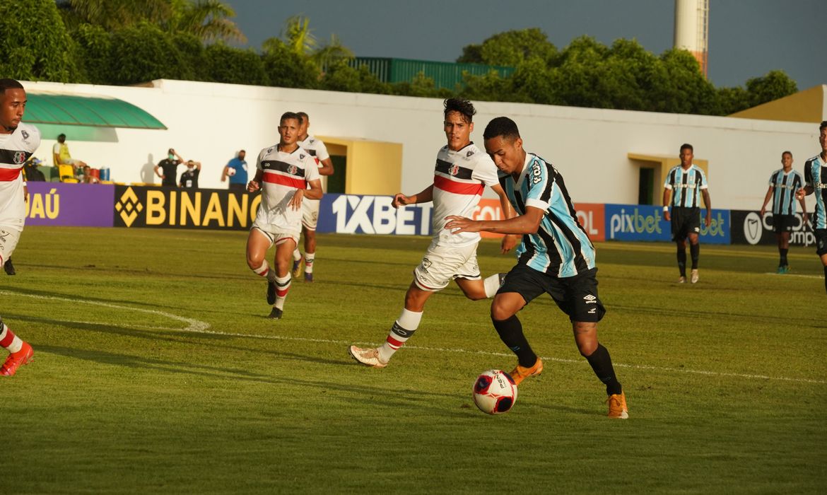 ارواخو .. مدافع عملاق بدرجة قائد في برشلونة 