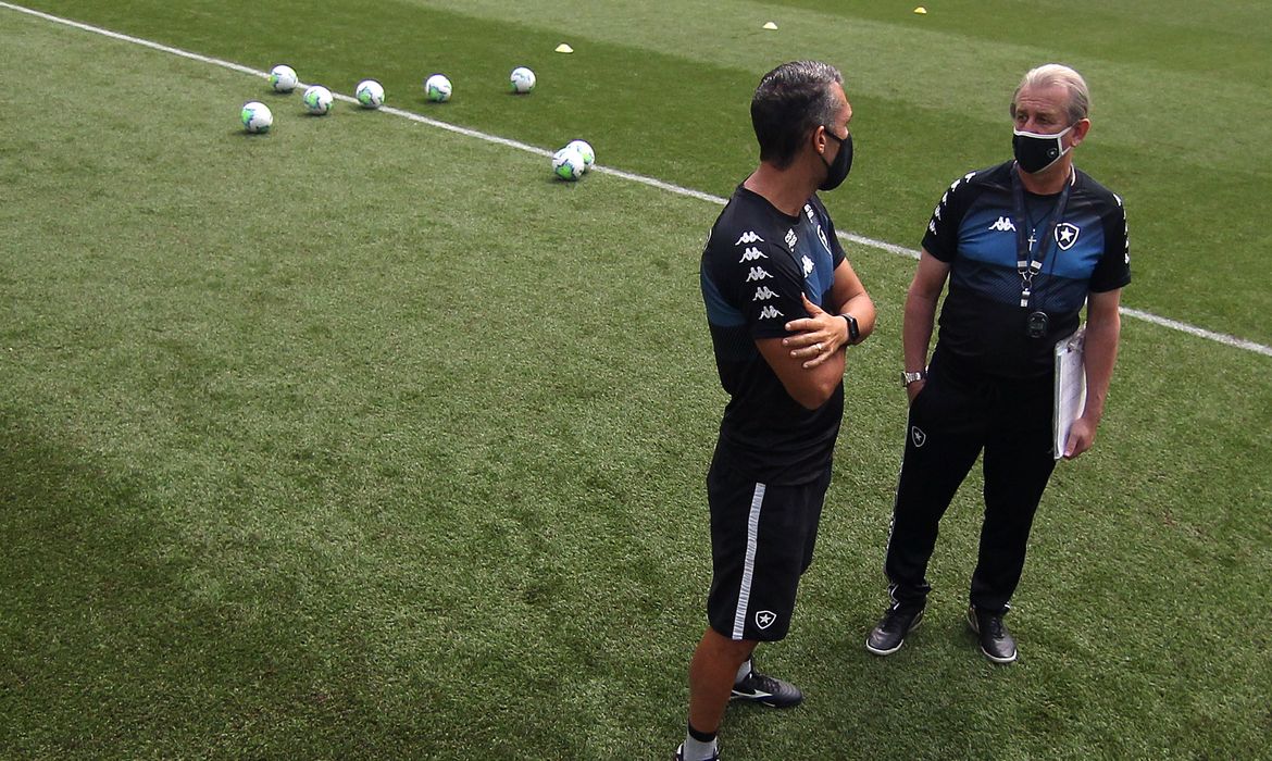 هل فكر كاسادو في الرحيل عن برشلونة؟.. اللاعب يجيب 