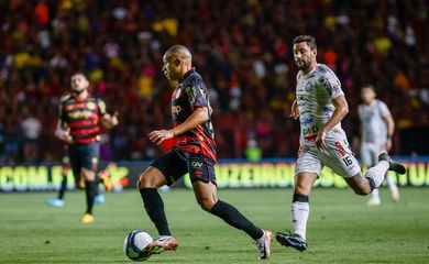 الأهلي يعلن غياب نجمه عن مواجهة الهلال 