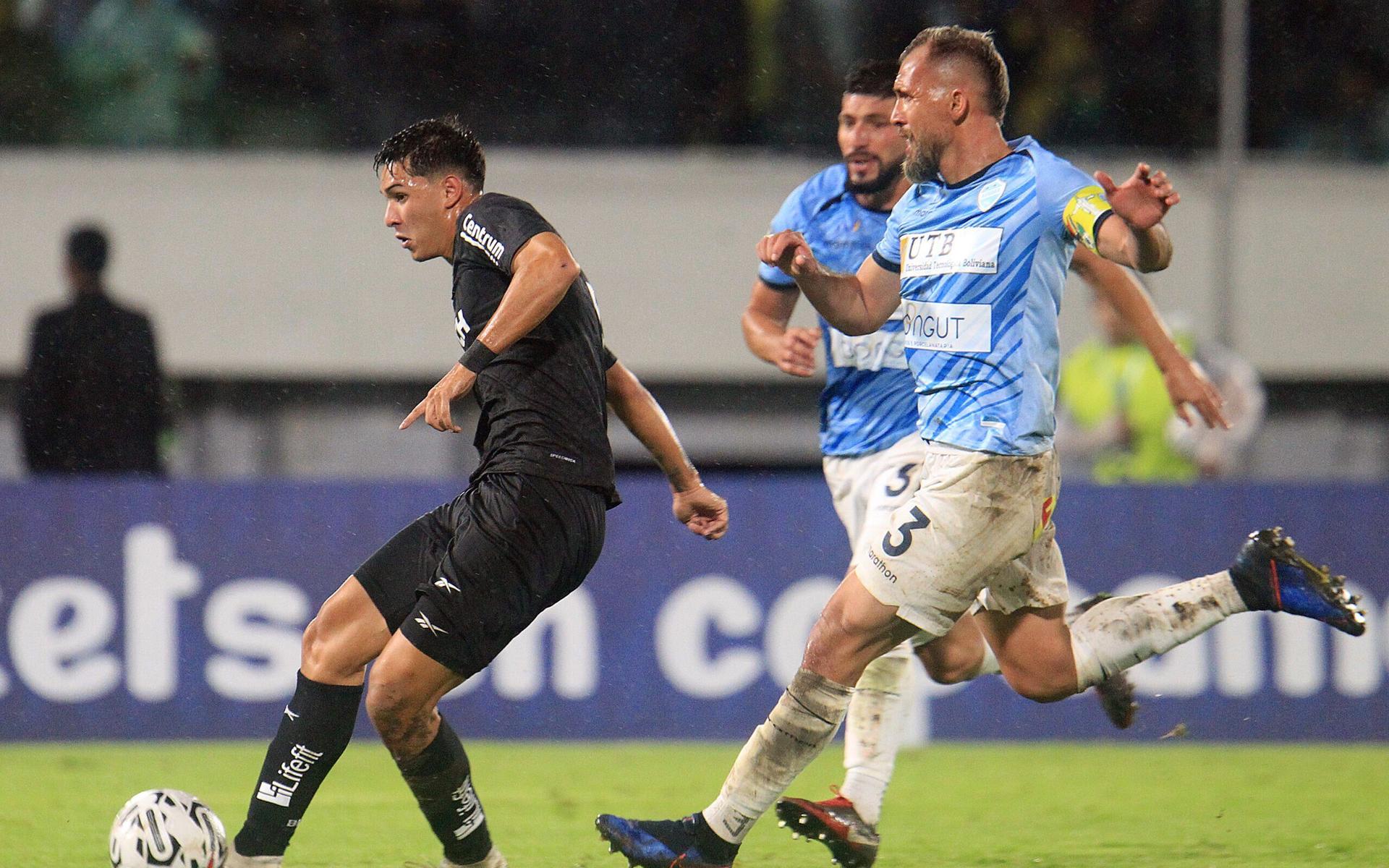 دفاع الأهلي أمام الهلال في السوبر السعودي 