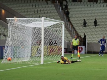 هانز فليك يغيب عن برشلونة أمام ليجانيس وأتلتيكو بالليجا للإيقاف 